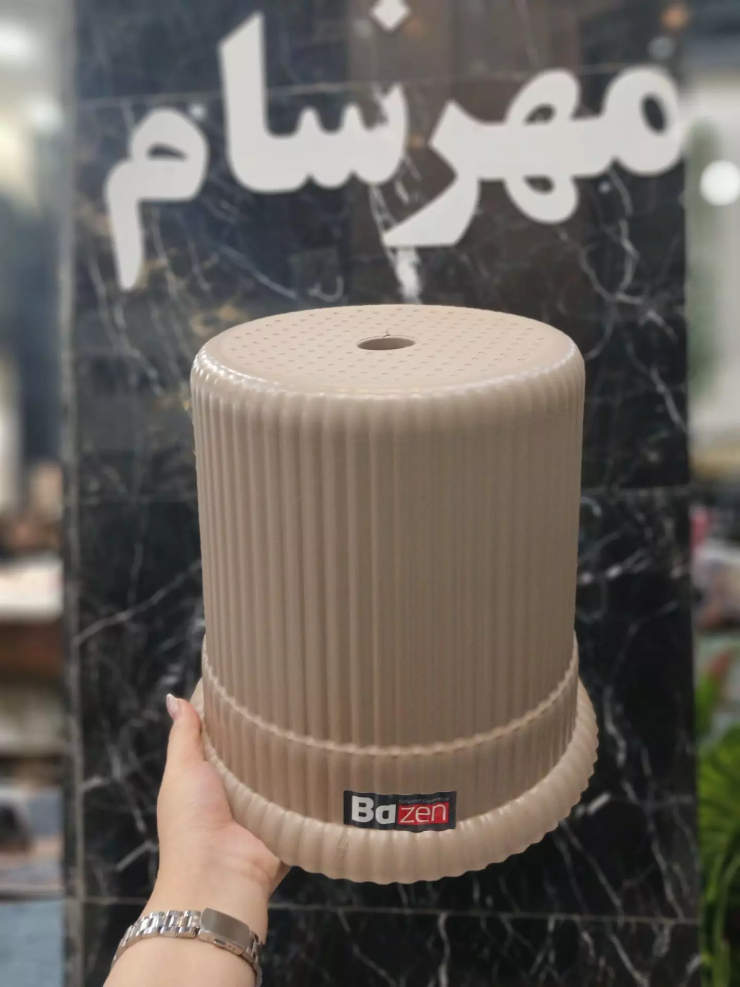 چهار پایه بلند گرافیک و لایف بازن گرد حمام