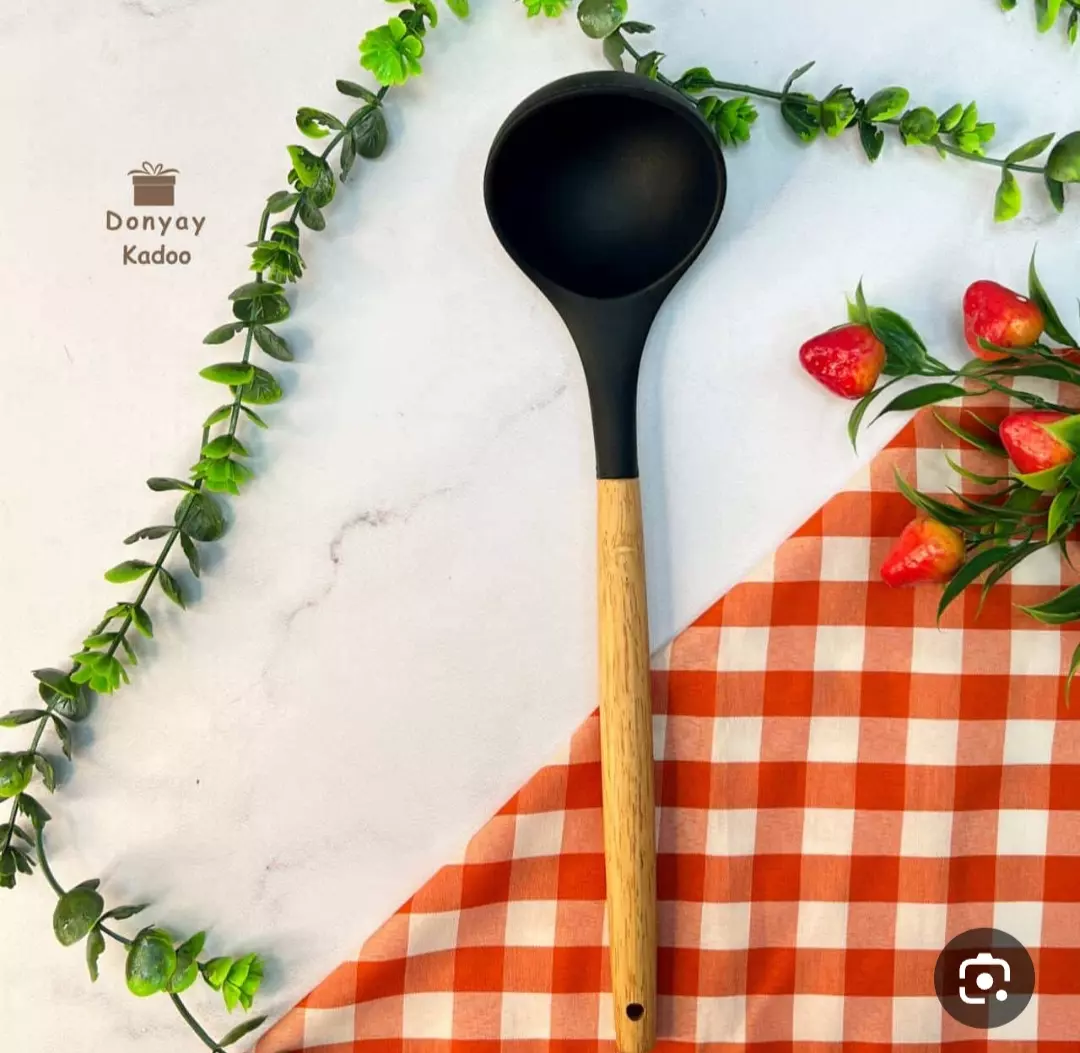 کفگیر ملاقه سیلیکونی دسته چوبی بزرگ